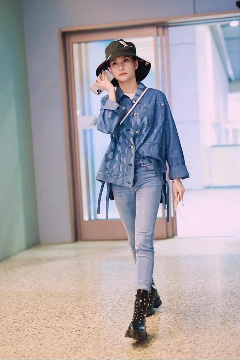 何超莲的长腿真长脸，穿牛仔衬衫配紧身牛仔裤高挑纤瘦，青春活力