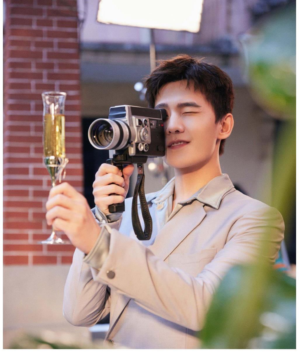 楊洋穿成“學生”錄制綜藝！打著油紙傘，被嘉賓逗得哈哈大笑