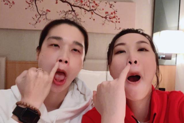 徐云丽|中国女排两大功勋搞笑合影!惠若琪嘟嘴卖萌,林莉手指鼻孔