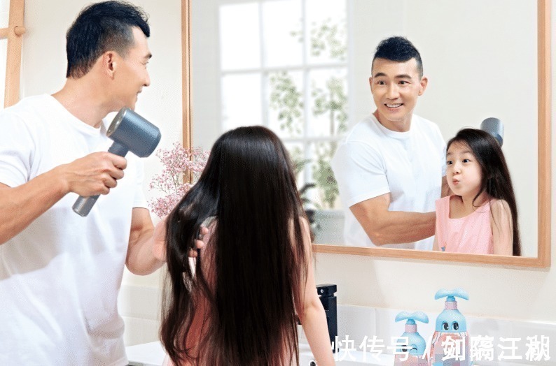 女儿|刘畊宏女儿五官长开，7岁小泡芙“月牙眼”太抢镜，小萌娃无疑了