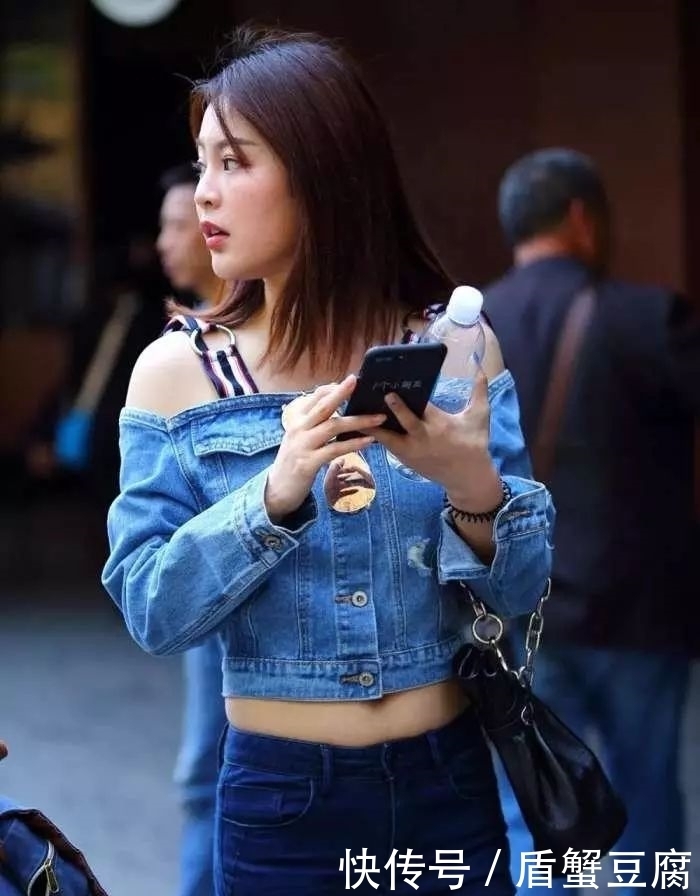 紧身|街拍:女生蓝色紧身搭配,颜值出众!