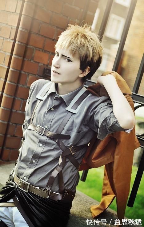 阿柒|进击的巨人COS:小哥神还原巨人模样!韩吉漂亮潇洒,风头盖过三笠