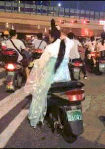 |搞笑GIF:报告班长,前方发现一排大长腿。班长:匍匐前进,注意敌情!