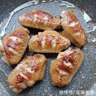 家常菜|#巨下饭的家常菜#金沙咸蛋黄鸡翅