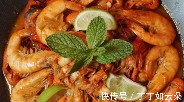 韩式风味的辣白菜烩大虾,搭配菌菇一起炒,鲜香营养,家人都爱吃!