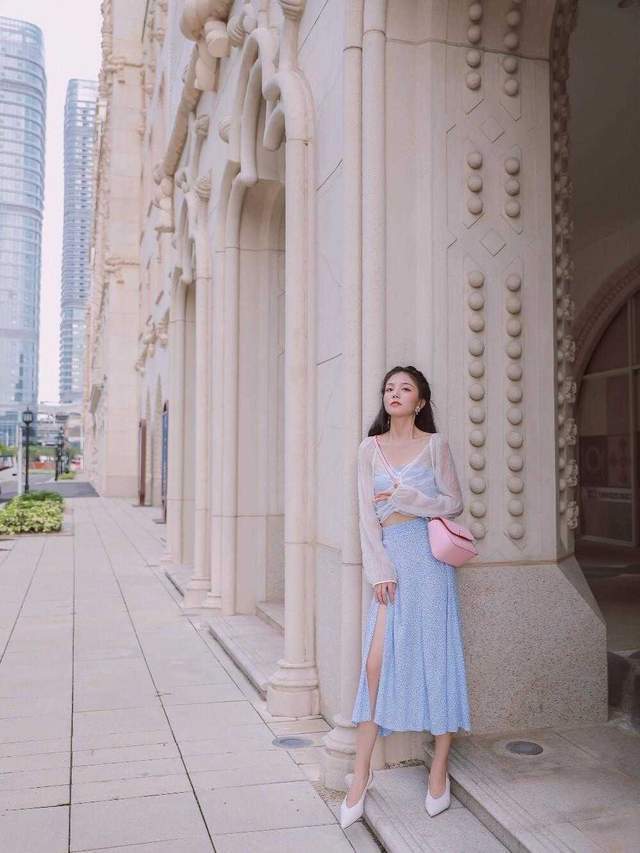 小蛮腰|初秋，2、30岁小姑娘这样穿，衬衫配印花裙简约洋气，氛围感十足