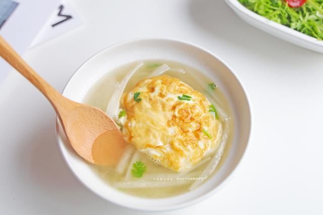 适合冬天喝的萝卜煎蛋汤，一定做给孩子喝，汤鲜味美润肺暖胃