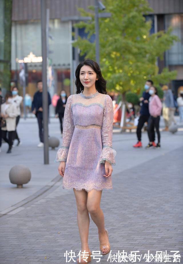 蛇皮裙|轻熟可爱的美女，穿搭蓝色连衣裙，绽放特殊的美
