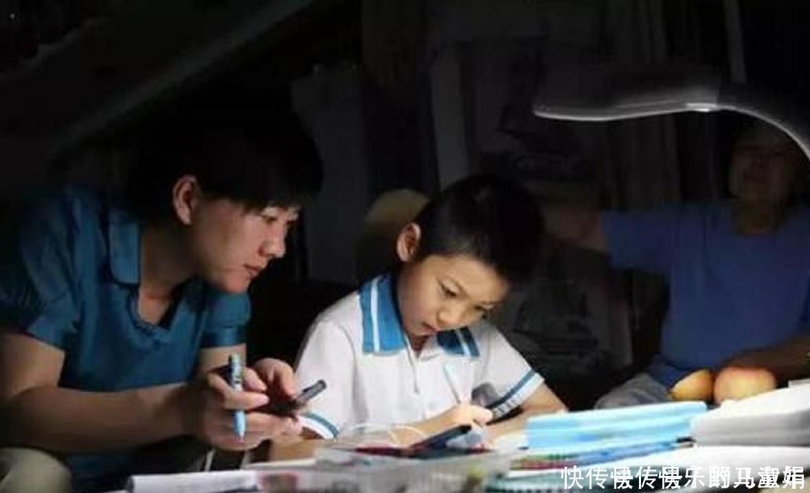 孩子|“我孩子都没睡，你睡什么？”，爸爸深夜责问老师，家长群炸了锅