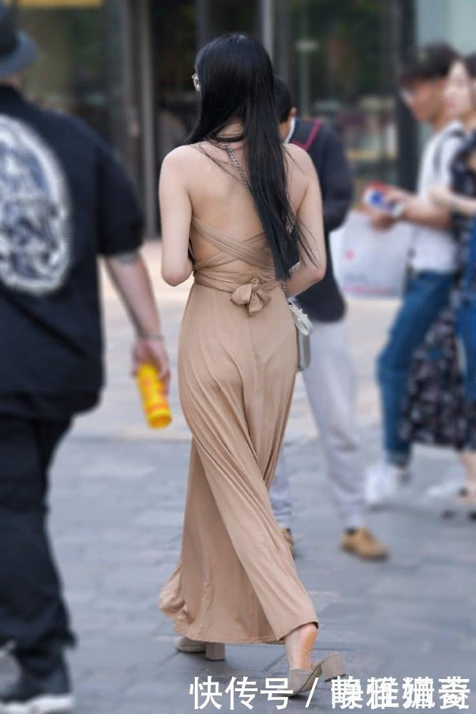 街拍:美丽大方的小姐姐街头演绎“背影时尚”,独具优雅的气场