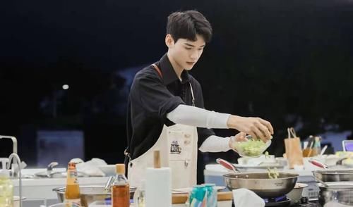 艺人|《中餐厅》安全隐患多,节目录制棚顶塌陷,艺人稍有不慎就会摔倒