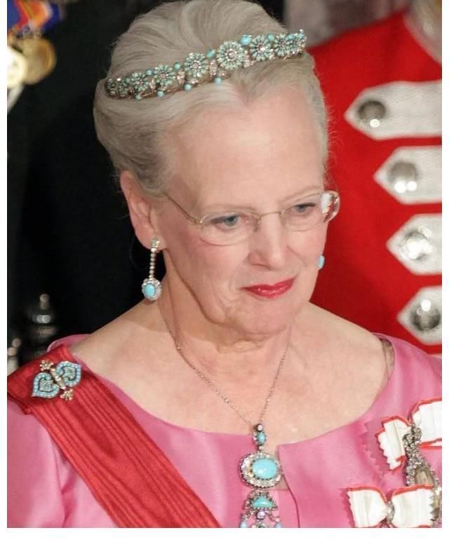 玛格丽特!丹麦玛格丽特二世女王审美独特,多顶黄金花卉头饰,造型古怪