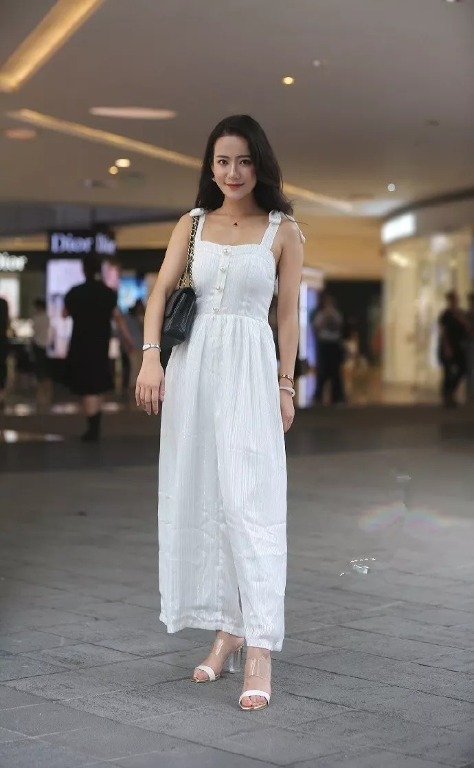 街拍:女性穿上高跟鞋,瞬间变得时尚又美丽