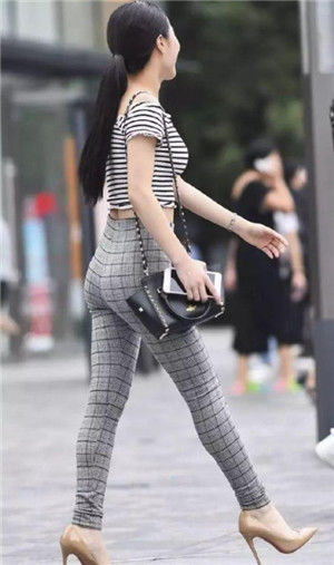 街拍：美女穿一字肩吊带长裙，长相甜美，长发披肩温婉动人