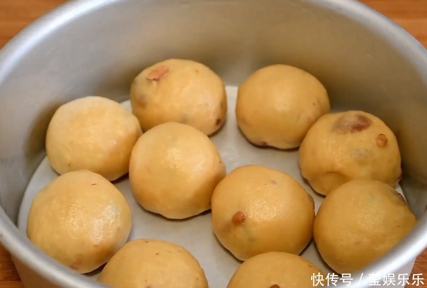 面团|1碗面粉，加4个鸡蛋，不用水，不用烤箱，教你做柔软香甜拉丝面包