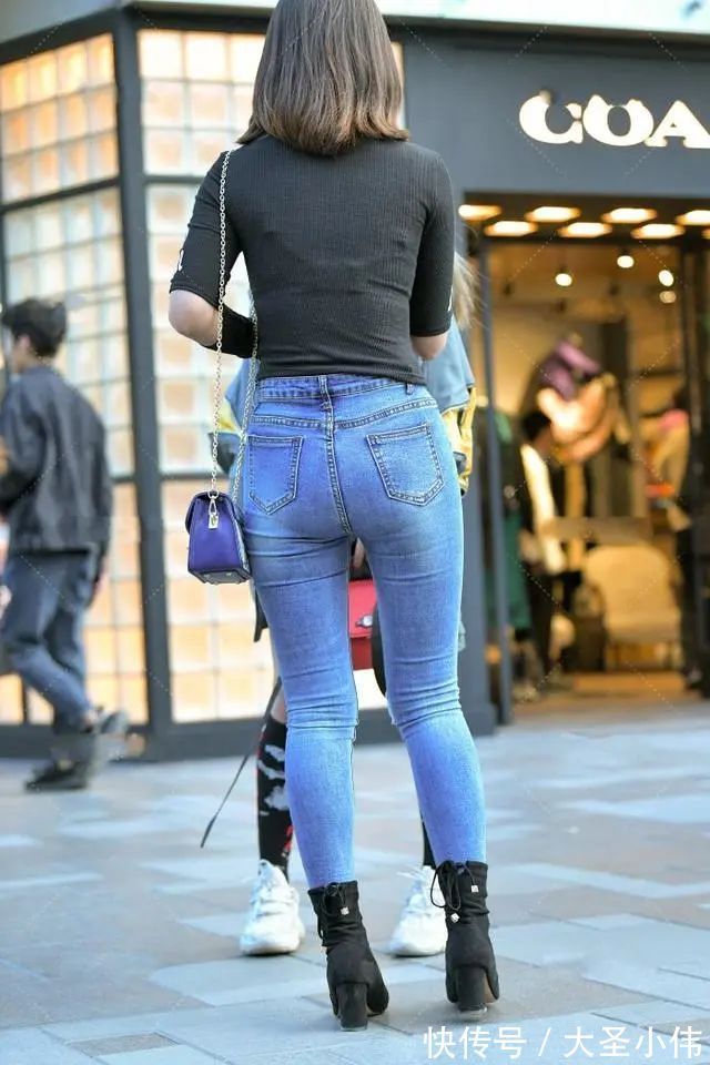 传统观念|黑色莫代尔上衣,搭配牛仔裤,舒适透气,独特的设计更显青春感