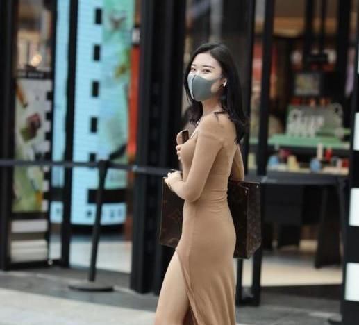 搭配|浅咖色纯棉长裙搭配复古包包,优雅大方,笑容迷人