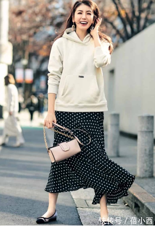 半身裙|秋天穿裙子,选对款式才是关键!试试下面这几组搭配,显瘦还时髦