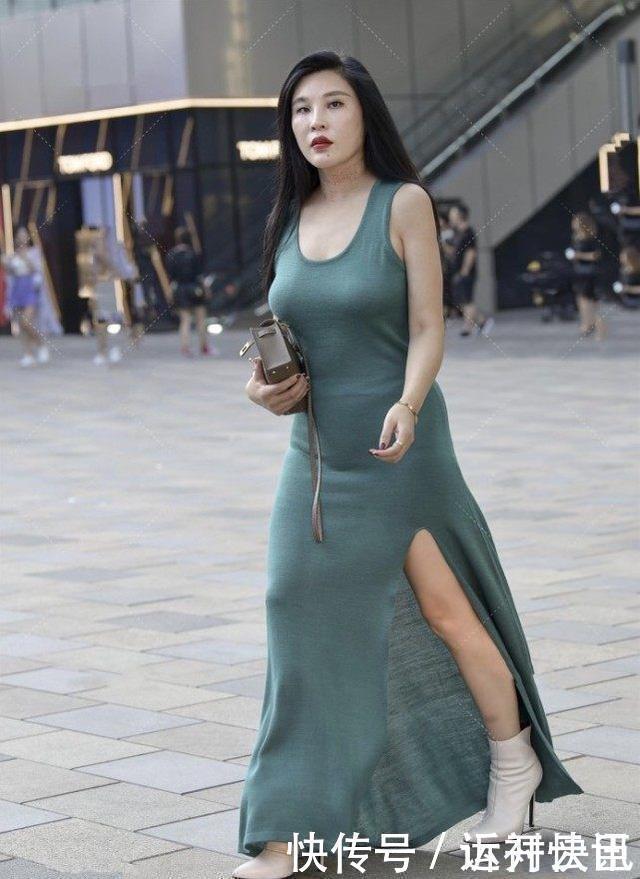 连衣长裙|小姐姐墨绿色连衣长裙，开叉的设计让穿搭显得不那么呆板