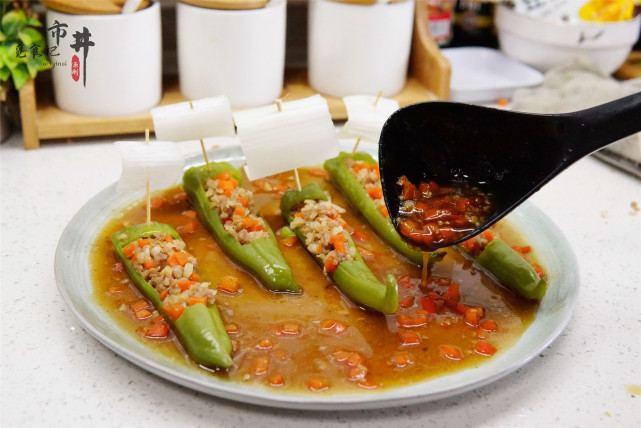 年夜饭上加盘“一帆风顺”,几个青椒蒸一蒸,鲜香解馋,寓意好