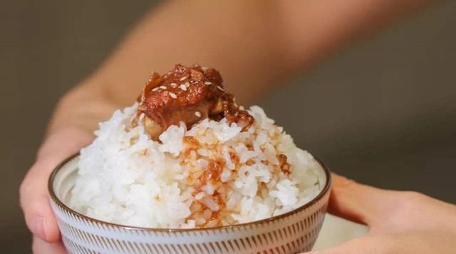 泡面|这4种主食最容易长肉,米饭油条只能靠边站,第3种食物越吃越胖