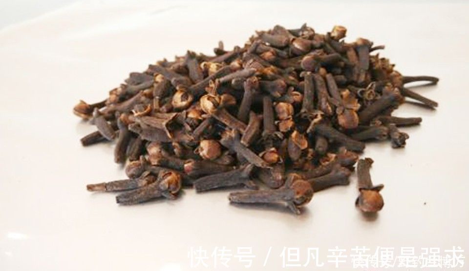 冬季|冬季钓鱼,开饵时加几滴油,饵料入水鱼儿抢着吃,附油的制作方法