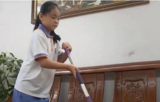 家务|11岁“佣人女儿”引争议,家务多到做不完,亲妈却嘲讽:真磨蹭