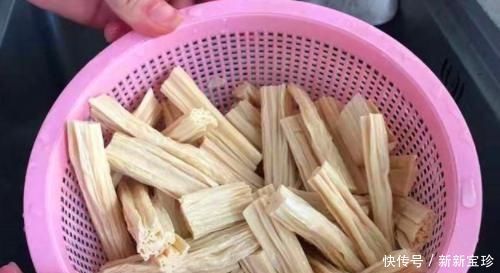 干腐竹别直接用清水泡,饭店用的“小窍门”,简单快速还更筋道了