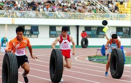 |搞笑图片幽默段子笑话很有创意的比赛,比谁轮子滚得快么哈哈