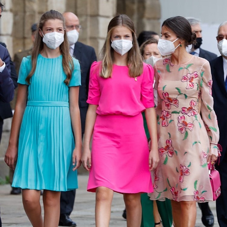 公主|西班牙公主莱昂诺尔真会穿,玫红色连衣裙青春靓丽,活泼可爱