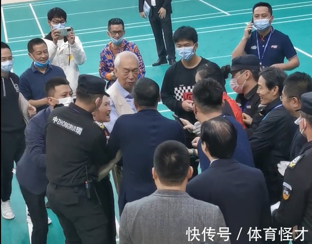 葛新爱|国乒82岁传奇颁奖!邓亚萍恩师白发苍苍,看刘国梁被围,默默离去