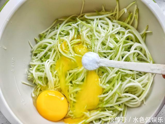 早餐|我家最受欢迎的早餐饼,手不沾面,十分钟就上桌,营养搭配太美味