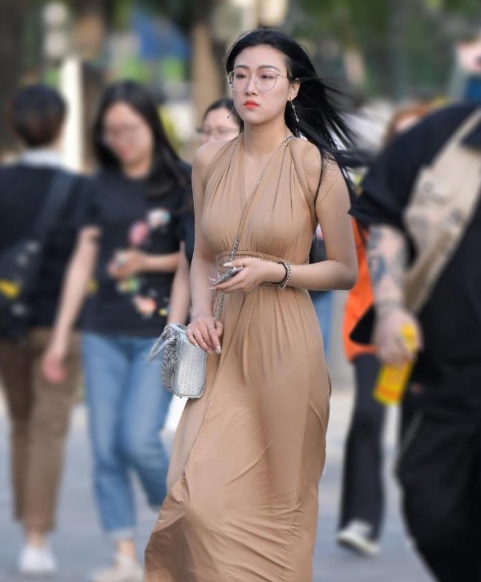 时尚大气的小姐姐，牛仔工装裤的穿搭，性感十足