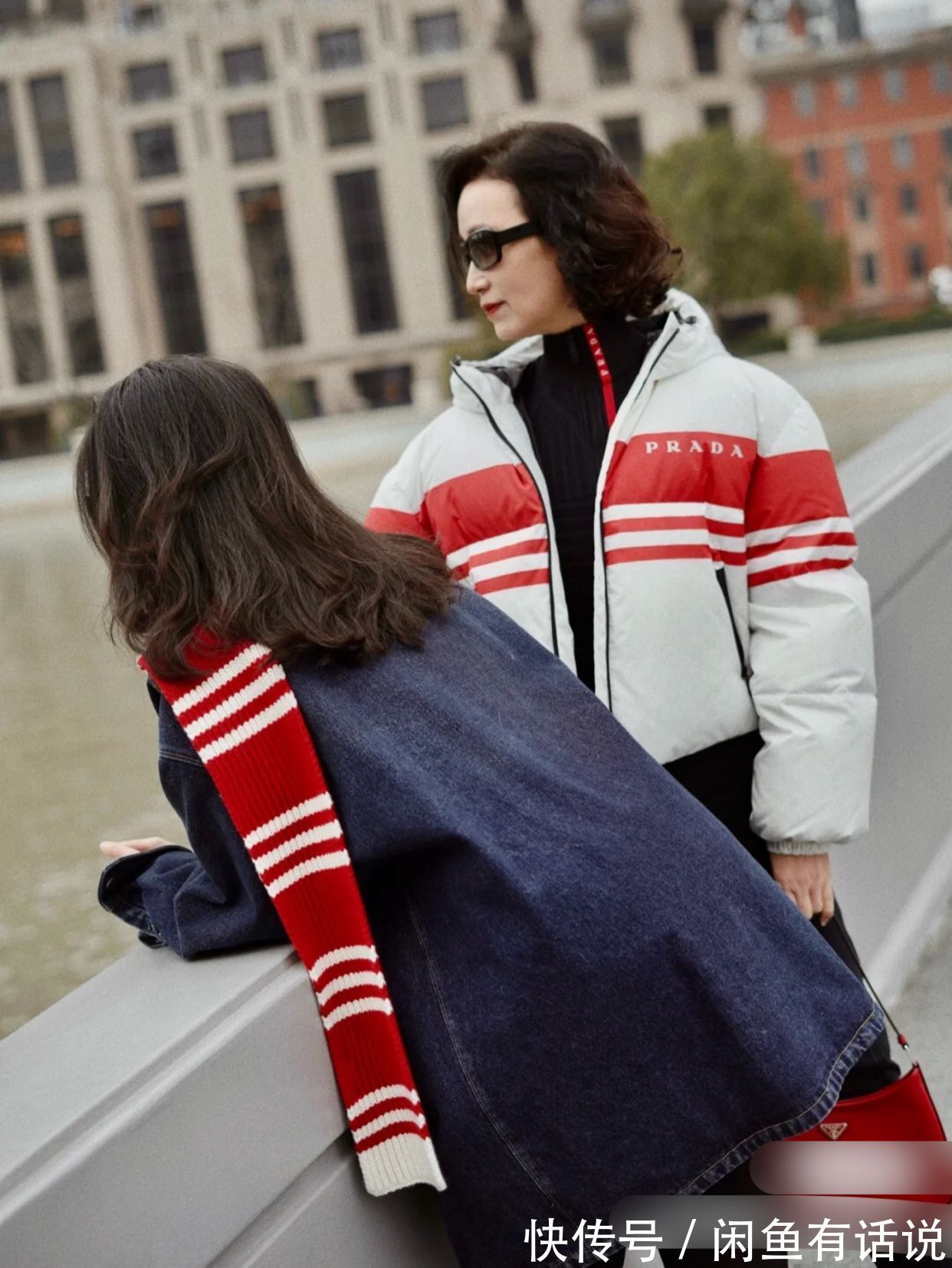 羽绒服|三木妈妈终于不穿大衣,穿“蓬蓬服”配小脚裤,还烫卷发好显年轻