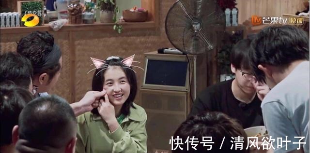 湖南卫视|《向往的生活》迎来待遇最好的女嘉宾，连何炅都为她亲自撑伞！