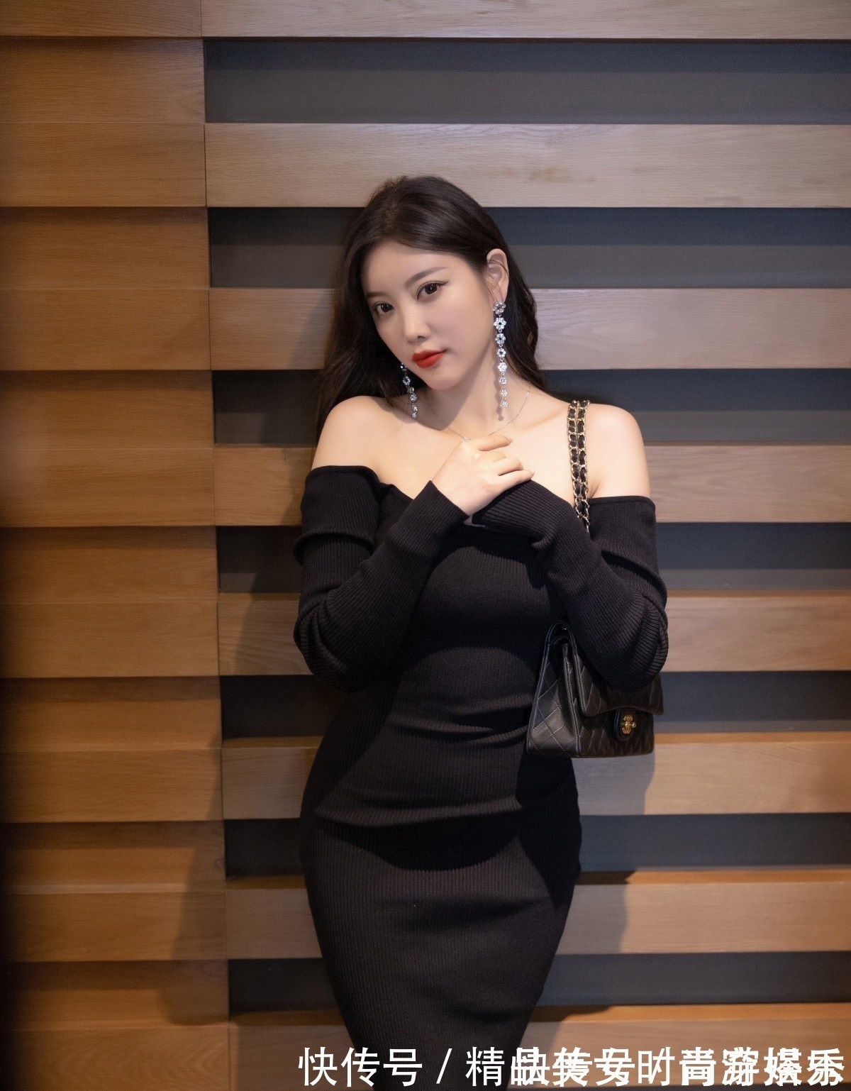针织连衣裙 黑色针织连衣裙神秘感十足,大开领的设计性感迷人,展现优雅身姿