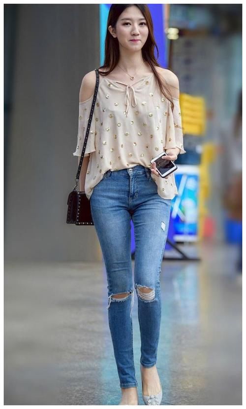 小姐姐穿上牛仔裤，穿出简约从容的潮流感，让人美不胜收！