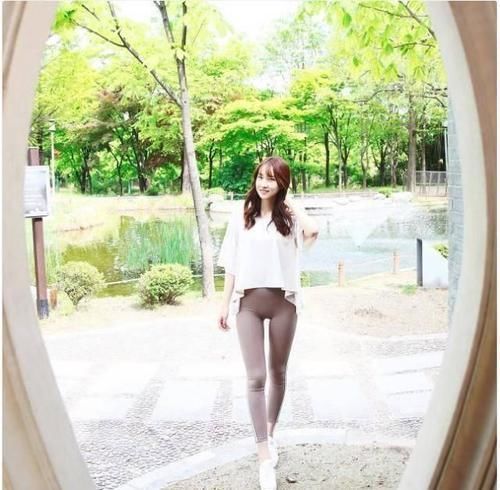 腿型|时尚身穿紧身打底裤美女，大秀马甲线，实在是性感迷人