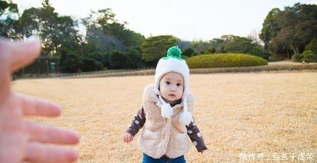 疏忽大意|妈妈正倒立练瑜伽，1岁娃这个动作把网友乐翻了，这也太调皮了