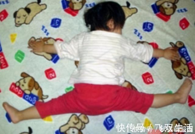 睡姿|宝宝“高难度睡姿”火了,宝妈掀开被子后:这娃已打通任督二脉?