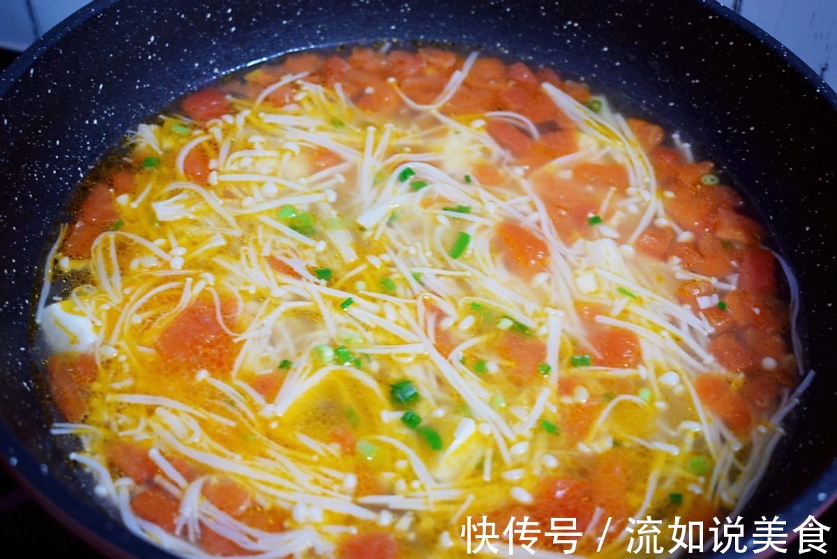 餐桌上不能少了汤，番茄搭配豆腐，酸爽又开胃