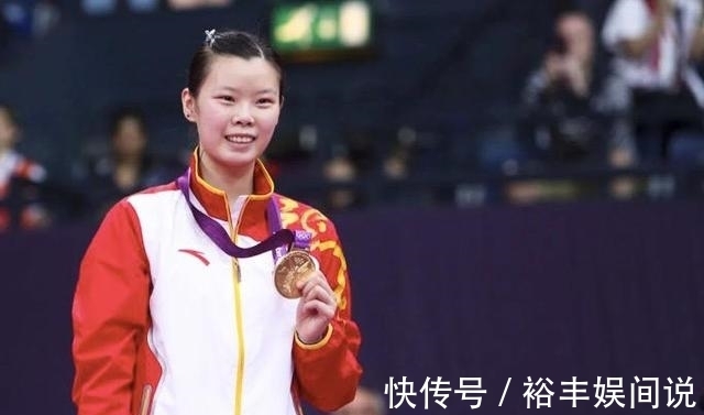 三口之家|国羽奥运冠军首晒全家福!与老公一起亲吻爱子,小家伙表情呆萌