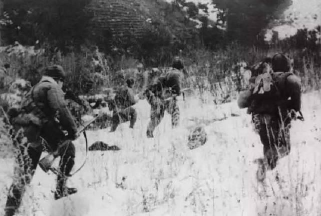 伪军|志愿军战士用一发子弹吓破敌胆，34名伪军成为俘虏，创造战场神话
