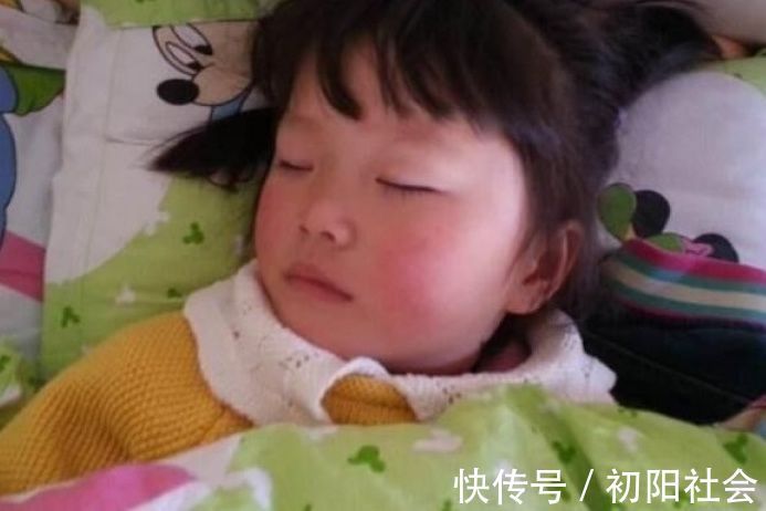 衣服|天再冷,孩子也最好别穿厚衣服睡觉,不然也许会损害孩子身体健康