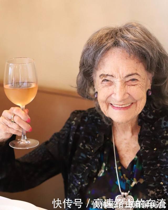 百岁老人|她101岁还练高难度瑜伽，满头白发喝香槟坐游艇，还和小鲜肉跳舞