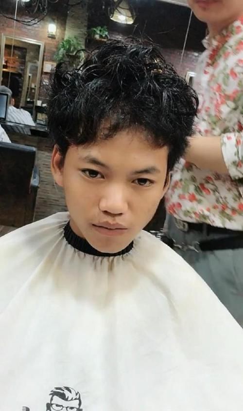 顶着一头爆炸自然卷的小伙去理发 剪短后颜值堪比男神 快资讯