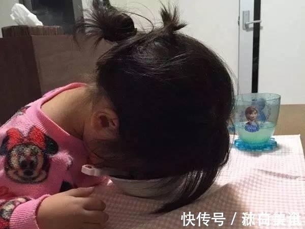 萌宝|搞笑萌宝:当宝宝困到一定地步的时候,意想不到的睡姿就出现了