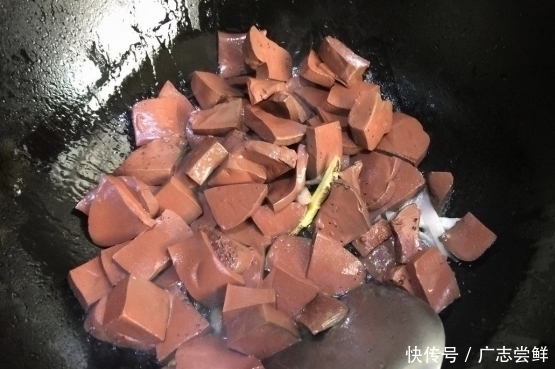炒猪血时,切记别直接下锅,多加一步,猪血嫩滑入味、不易碎!