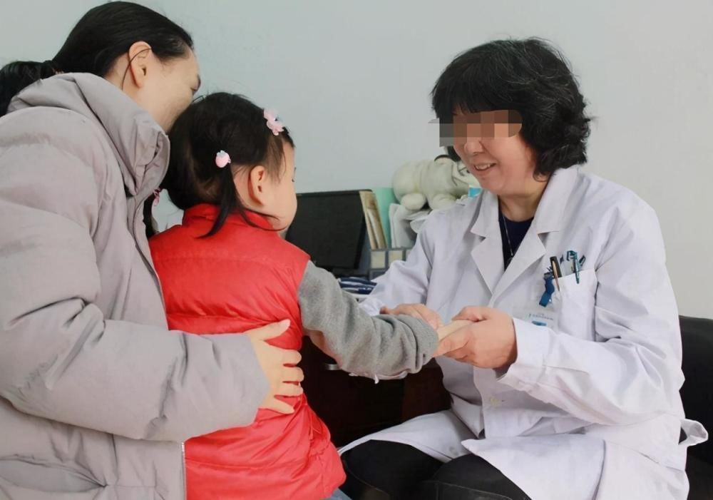 儿科医生|儿子高烧医院排队800多号,宝妈崩溃投诉,医生:自“作”自受