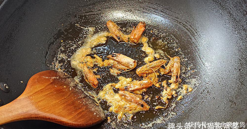 孩子|海鲜菇和豆腐一起做来吃,10分钟上桌,汤鲜味好,给孩子吃不错
